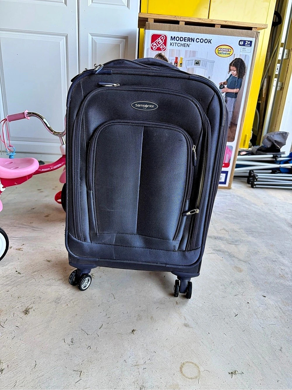 Samsonite Rolling Luggage Set in navy blue